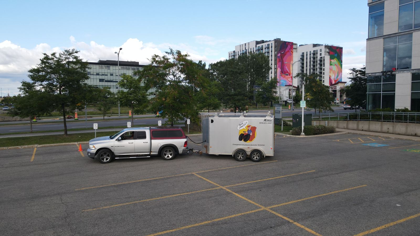 Remorque atelier Pneus Mobiles Laval sur un site d'entreprise
